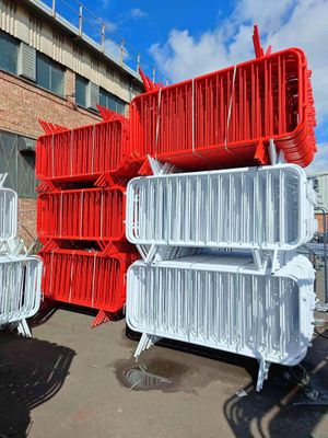 2.3m Red &amp; white crowd barrier